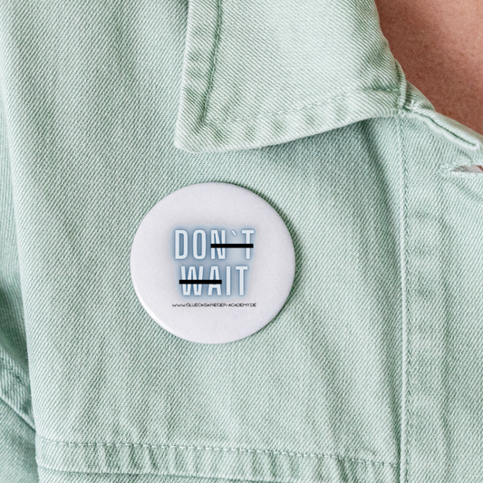 Glückskrieger Button – Do it - white